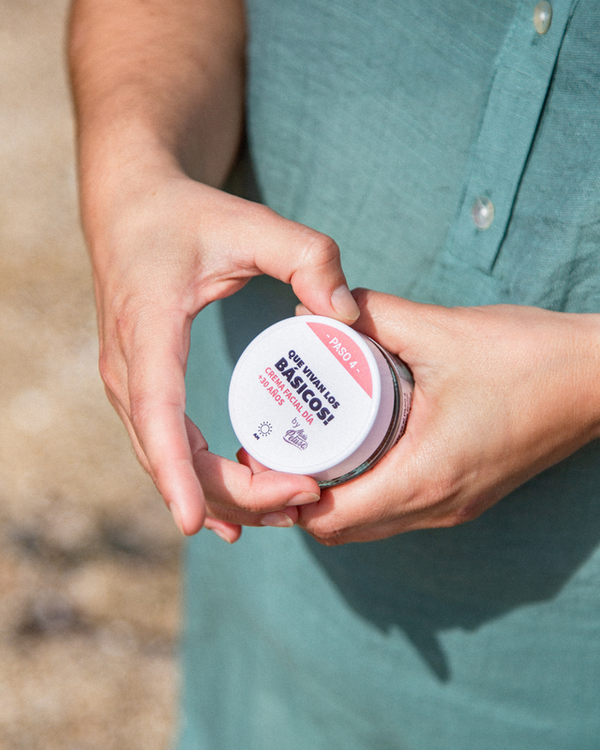 Con la crema facial día, sella toda la hidratación que le diste a tu rostro. Gracias a sus activos que reafirman e incrementan la elasticidad y flexibilidad de la piel, mejorando su tono y firmeza evitando que se rompan los tejidos.